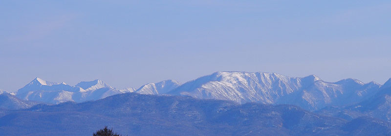 雪を被る日高山脈