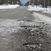 穴の開いた車道